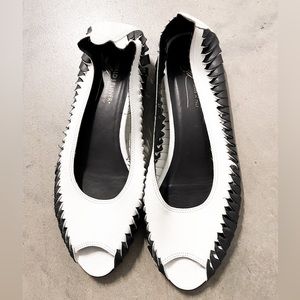 Donald J. Pliner Black and White Leather size 9M